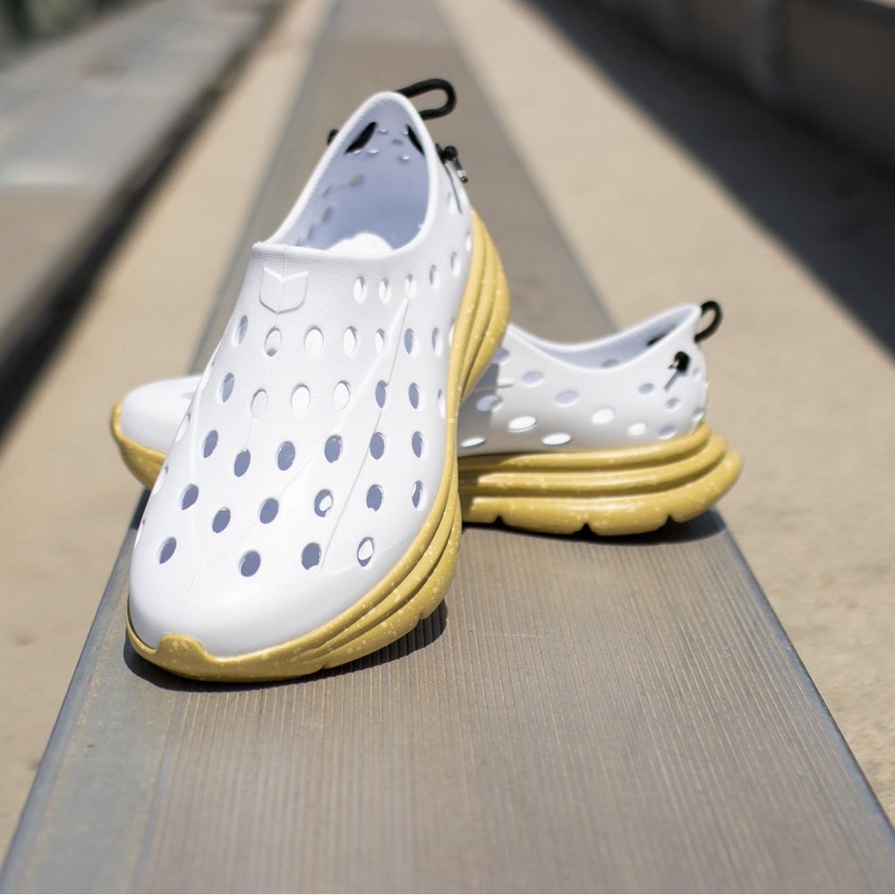 NEW Kane Revive Active Recovery Shoe KR9 White/gold Medal Mens Size 9